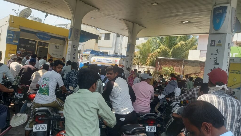पेट्रोल पंपावर नागरिकांनी गर्दी केली.