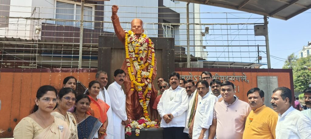 स्वातंत्र्यवीर सावरकर जयंतीनिमित्त महानगरपालिकेकडून अभिवादन