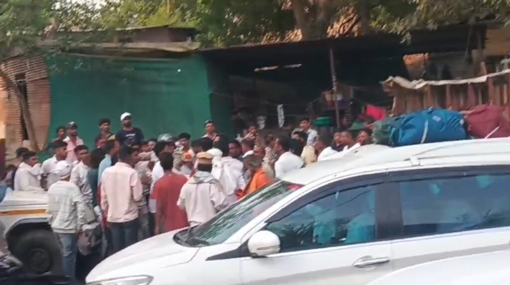 वेरूळजवळ गोवंश वाहतूक करणारी गाडी पकडली; गोरक्षक आणि चालकांमध्ये तुफान हाणामारी