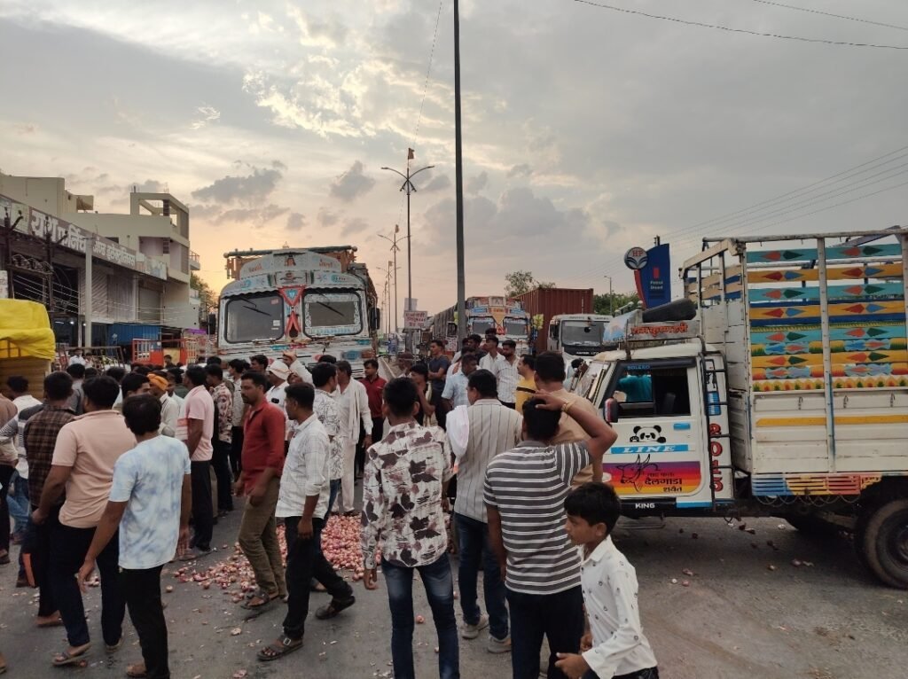 कांद्याला भाव नसल्याने शेतकऱ्यांचा उद्रेक गंगापूर कृषी उत्पन्न बाजार समितीसमोर रास्ता रोको; शेतकऱ्यांचा सरकारला सवाल