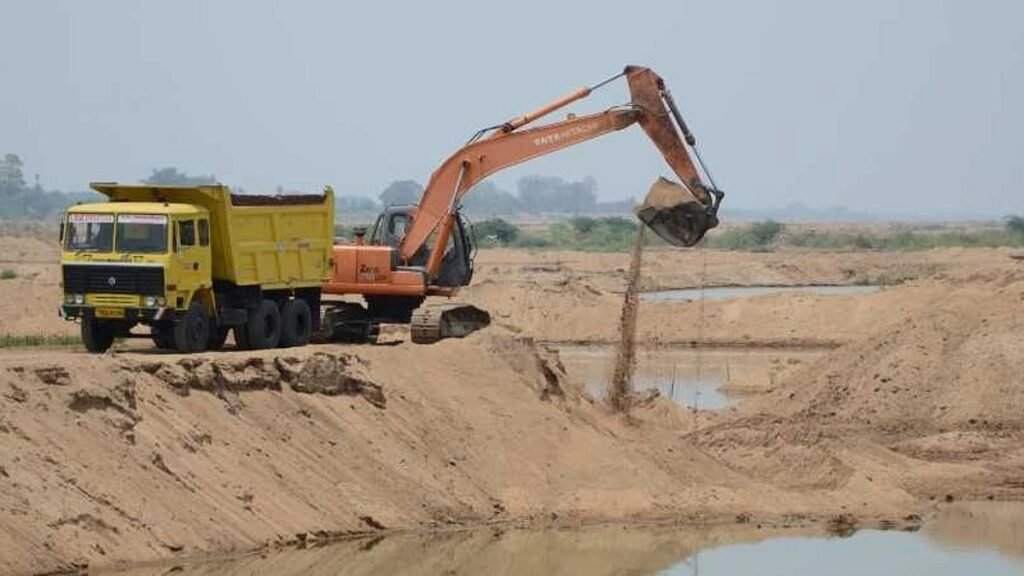 अवैध गौणखनिज वाहतूक रोखताना तलाठीच्या कारला हायवाची धडक; चालकाविरुद्ध गुन्हा दाखल