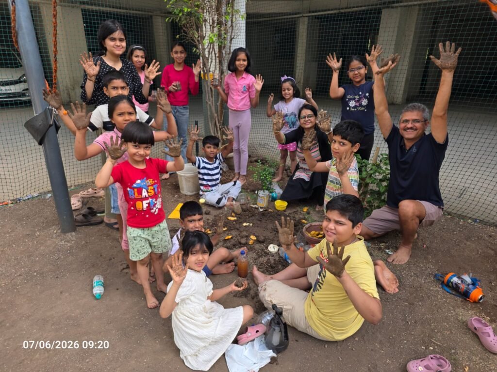 पावसाळ्यापूर्वी मिलेनियम पार्क सोसायटीत सीडबॉल निर्मिती उपक्रम उत्साहात