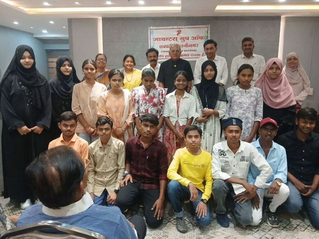 जायन्ट्स ग्रुपतर्फे मनपा शाळांमधील गुणवंत विद्यार्थ्यांचा भव्य सत्कार; ‘सेल्फ-स्टडी’ करणाऱ्या विद्यार्थ्यांचे कौतुक