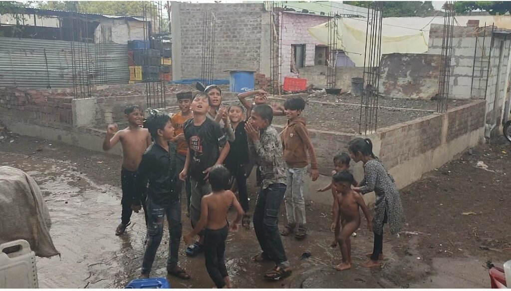 खुलताबाद–फुलंब्री परिसरात मान्सूनचे दमदार आगमन; मुलांचा पावसात जल्लोष, शेतकऱ्यांमध्ये समाधान