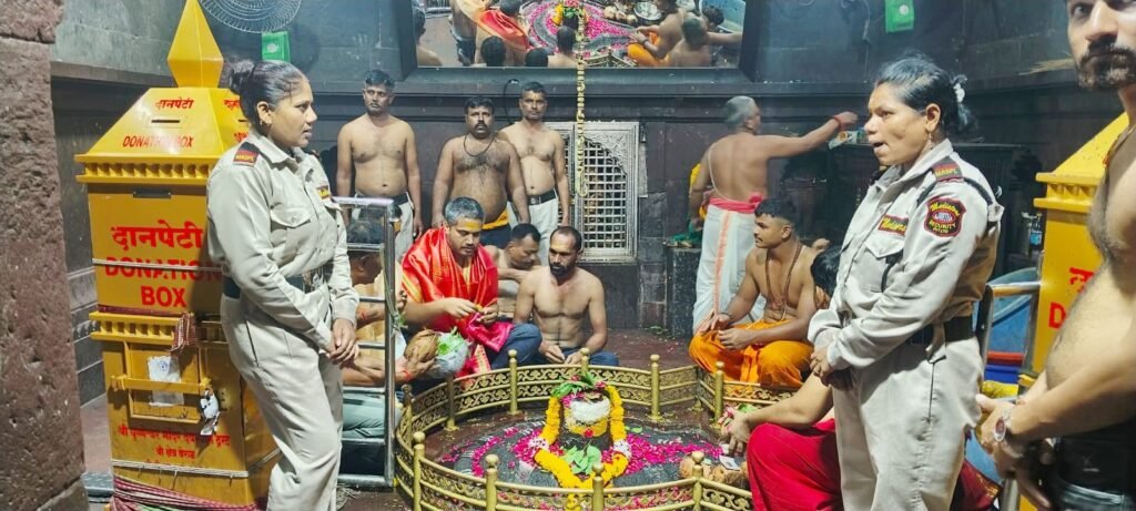 आमदार रोहित पवार यांनी घेतले बारावे ज्योतिर्लिंग घृष्णेश्वर महादेवाचे दर्शन; राज्यातील जनतेच्या सुख-समृद्धीसाठी घातले साकडे