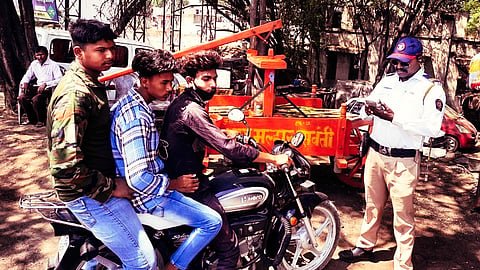 ट्रिपल सीट व मोबाईलवर बोलणाऱ्या १,१९४ वाहनचालकांवर कारवाई; ₹१३.३५ लाखांचा दंड