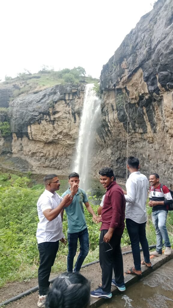 खुलताबाद तालुक्यातील जगप्रसिद्ध वेरूळचा ऐतिहासिक ‘सीता न्हाणी’ धबधबा ओसंडून वाहू लागला; पर्यटकांची मोठी गर्दी