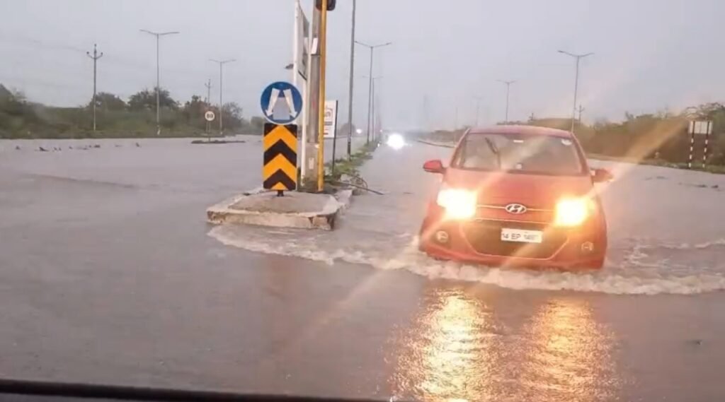 मुसळधार पावसाने बिडकीन डीएमआयसी परिसर जलमय; रस्त्यावर पाणीच पाणी, व्हिडिओ व्हायरल