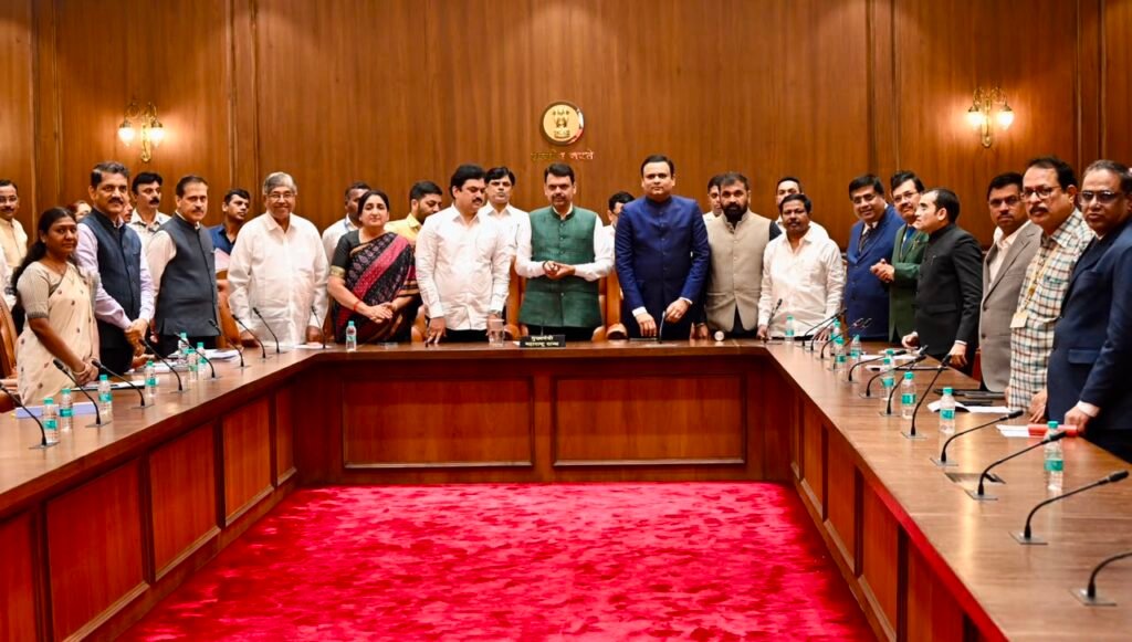 फनेल झोन आणि मिलिटरी ट्रान्समीटर स्टेशन निर्बंधित इमारतींच्या पुनर्विकासाला गती; मुख्यमंत्र्यांचे संबंधित यंत्रणांना निर्देश