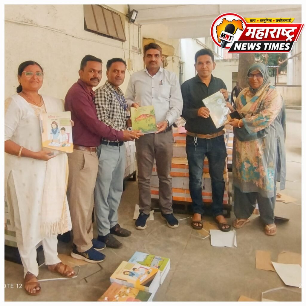 मनपा शाळांतील नववी-दहावीच्या विद्यार्थ्यांना नवीन पाठ्यपुस्तकांचे वितरण
