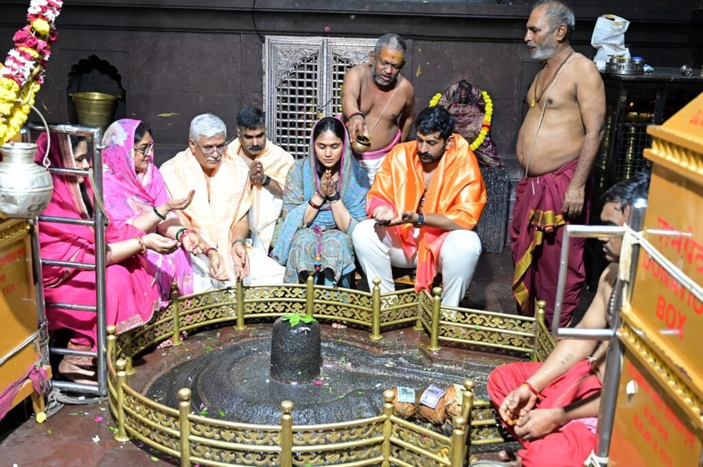 केंद्रीय पर्यटन मंत्री गजेंद्र सिंह शेखावत यांचे श्री घृष्णेश्वर ज्योतिर्लिंगाचे दर्शन