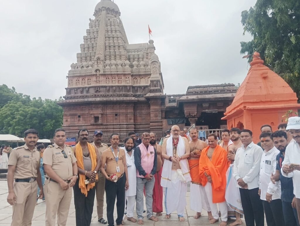 केंद्रीय वस्त्रोद्योग मंत्री गिरीराज सिंह यांचे घृष्णेश्वर महादेव मंदिरात दर्शन