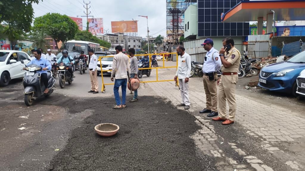 खड्ड्याची जबाबदारी मनपाची, पण माणुसकीची जबाबदारी पोलिसांनी निभावली!