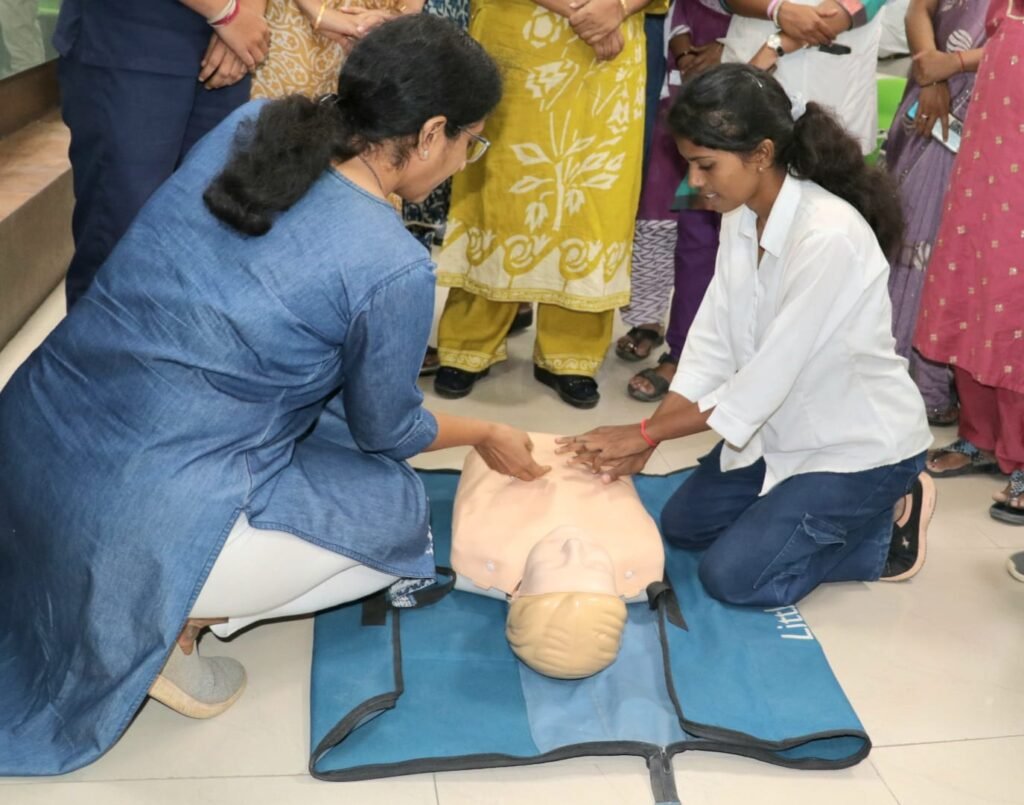 जीवनरक्षक प्रथमोपचाराचे प्रात्यक्षिक प्रशिक्षण -शिक्षक, कर्मचाऱ्यांनी घेतले धडे