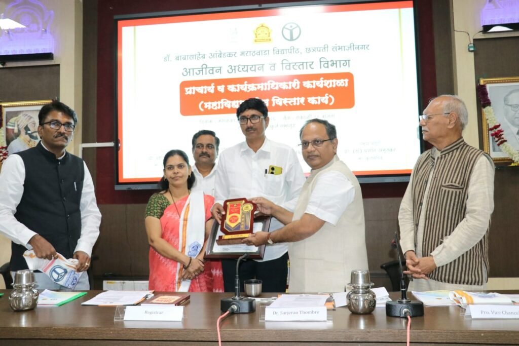 चार उत्कृष्ट महाविद्यालयांचा गौरव विचार प्रवण माणूस घडविणे हेच शिक्षणाचे ध्येय