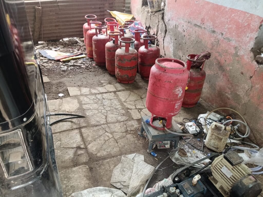 खुलताबादमध्ये घरगुती गॅस सिलेंडरमधून वाहनांमध्ये अवैध गॅस रिफिलिंगचा पर्दाफाश; १३ सिलेंडरसह १.८४ लाखांचा मुद्देमाल जप्त