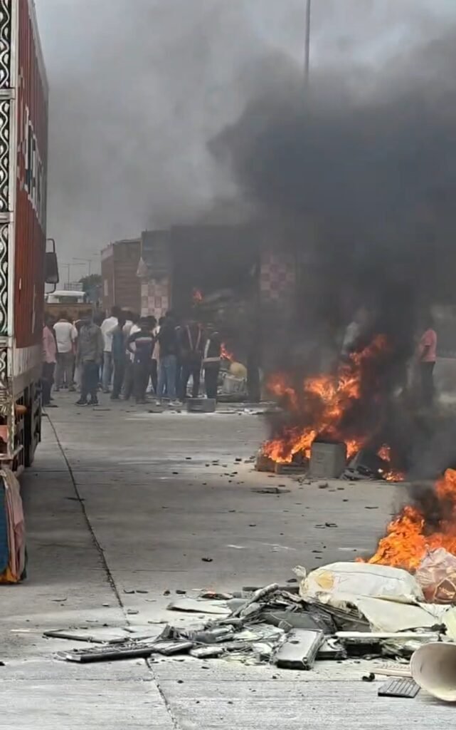पाचोडजवळील टोलनाक्यावर कंटेनरला आग; वेळीच आग विझवल्याने मोठा अनर्थ टळला