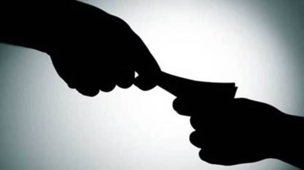 वाळू वाहतूक करणाऱ्या हायवावर कारवाई न करण्यासाठी १ लाख २० हजारांची लाच मागितली; तलाठी ७० हजारांची लाच घेताना जाळ्यात
